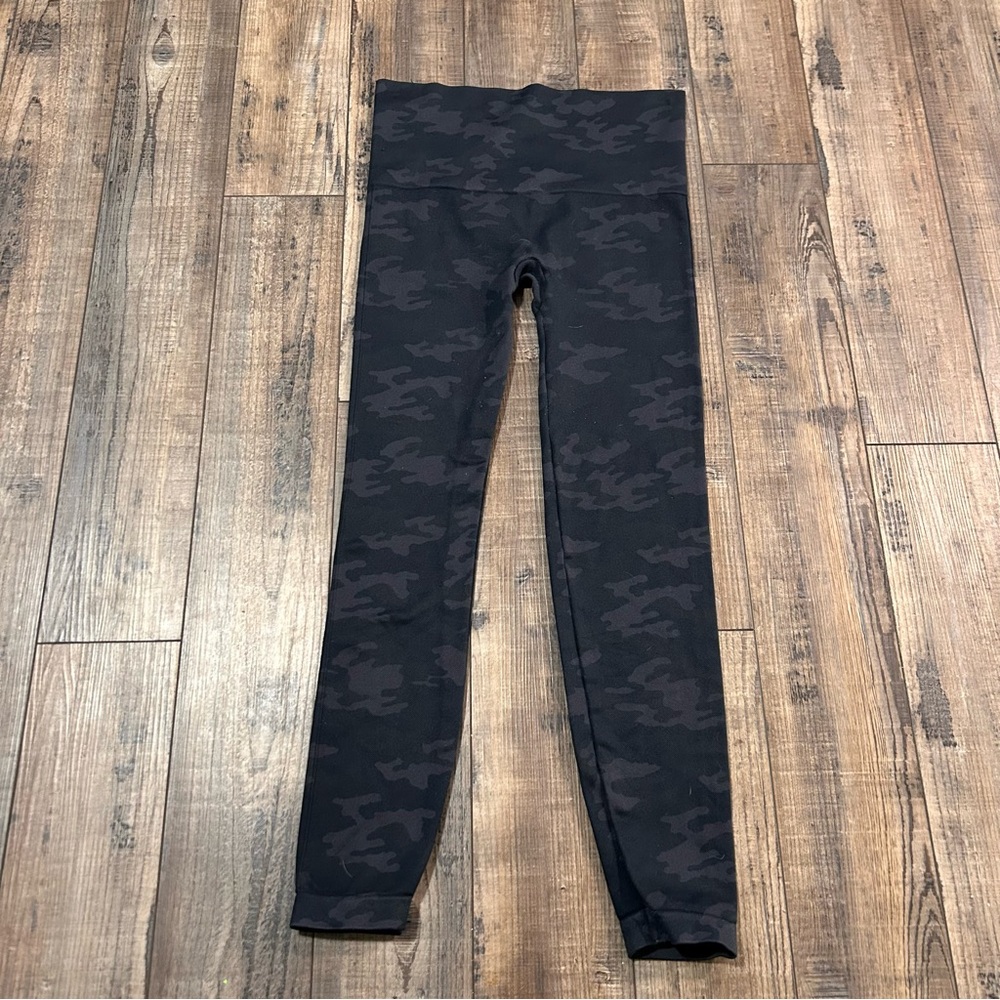 Spanx Womens Size L Gray Camouflage Compression Leggings Shaping